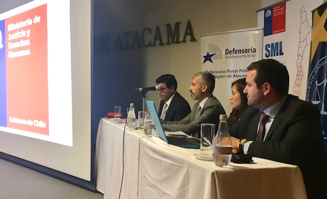 El Defensor Regional de Atacama, Ra&uacute;l Palma Olivares, junto a los expositores del primer bloque del seminario, realizado en el sal&oacute;n J.J Vallejos.