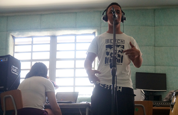 Cinco j&oacute;venes van semanalmente al estudio de grabaci&oacute;n a preparar sus temas, que esperan plasmar en un disco a mediados de 2019.