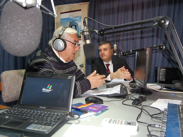 El conductor Fredy Hurtado aparece en primer plano, en pleno di&aacute;logo radial con el Defensor Regional de Tarapac&aacute;.