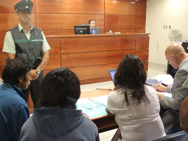 El defensor p&uacute;blico Alejandro Cox y la facilitadora intercultural In&eacute;s Flores en la audiencia de formalizaci&oacute;n de los dos ciudadanos peruanos.