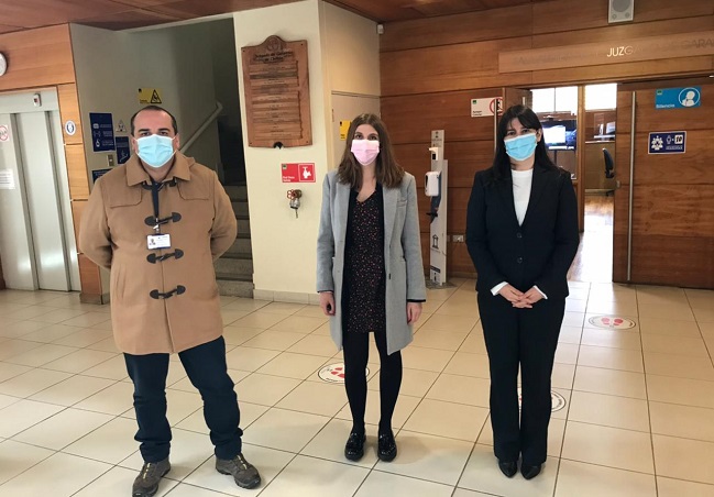 El Defensor Regional (S), Antonio Guerra: la defensora p&uacute;blica Laura Kuncar y la jefa de Estudios, Viviana Castel, durante la visita al tribunal.