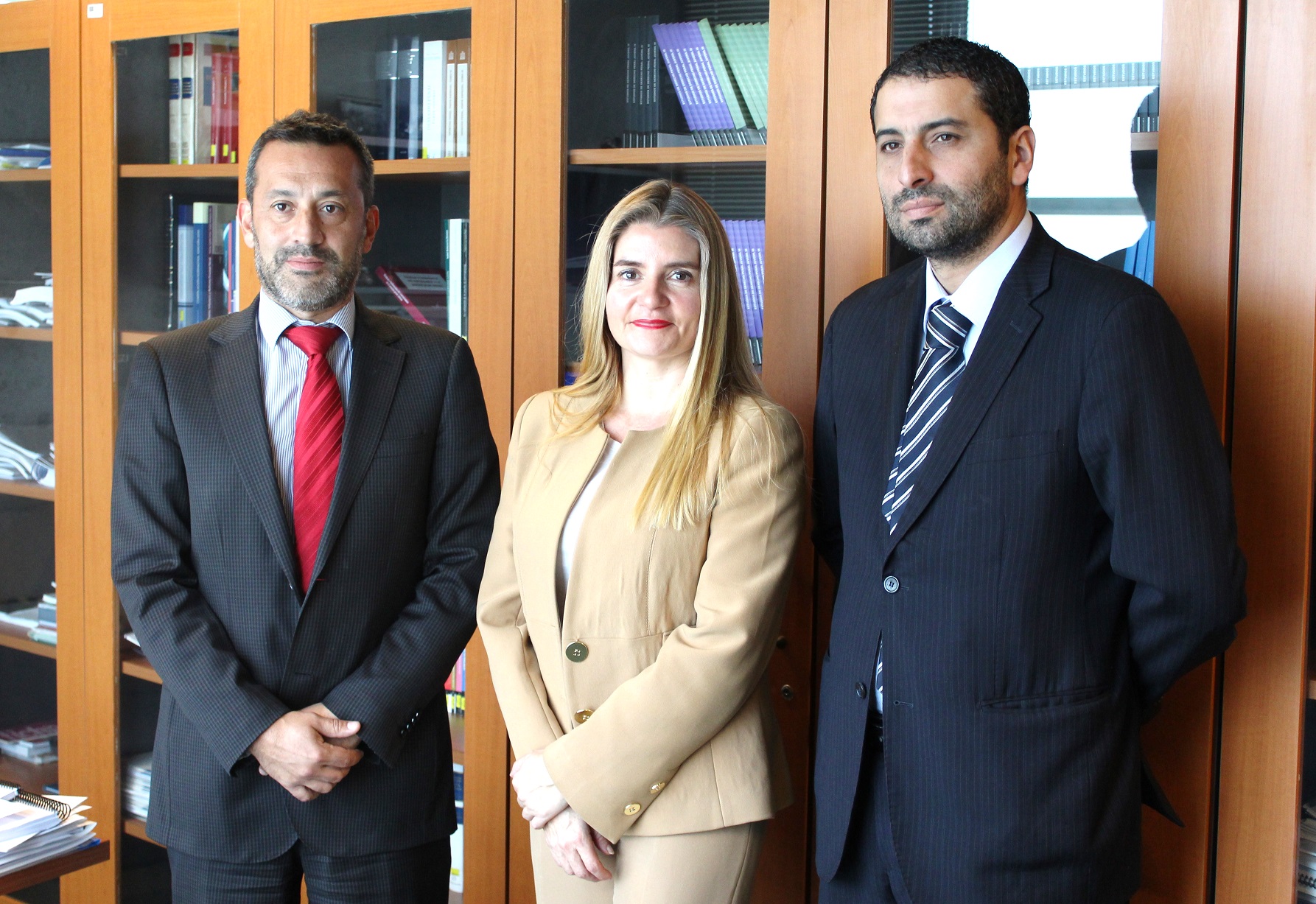 El Defensor Regional, Carlos Mora, y el jefe de Estudios, Octavio Suf&aacute;n, recibieron la visita de la Seremi Carolina Lav&iacute;n.