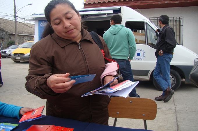 Los vecinos de Cobquecura aprovecharon la actividad para acercarse a los distintos m&oacute;dulos institucionales.