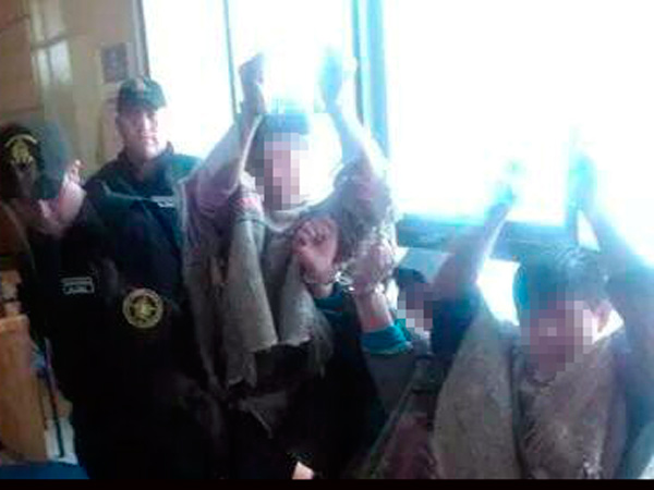 (Foto: Richard Curinao) Esta imagen de los menores esposados, captada el jueves 30 en el Tribunal de Garant&iacute;a de Collipulli, se viraliz&oacute; r&aacute;pidamente.
