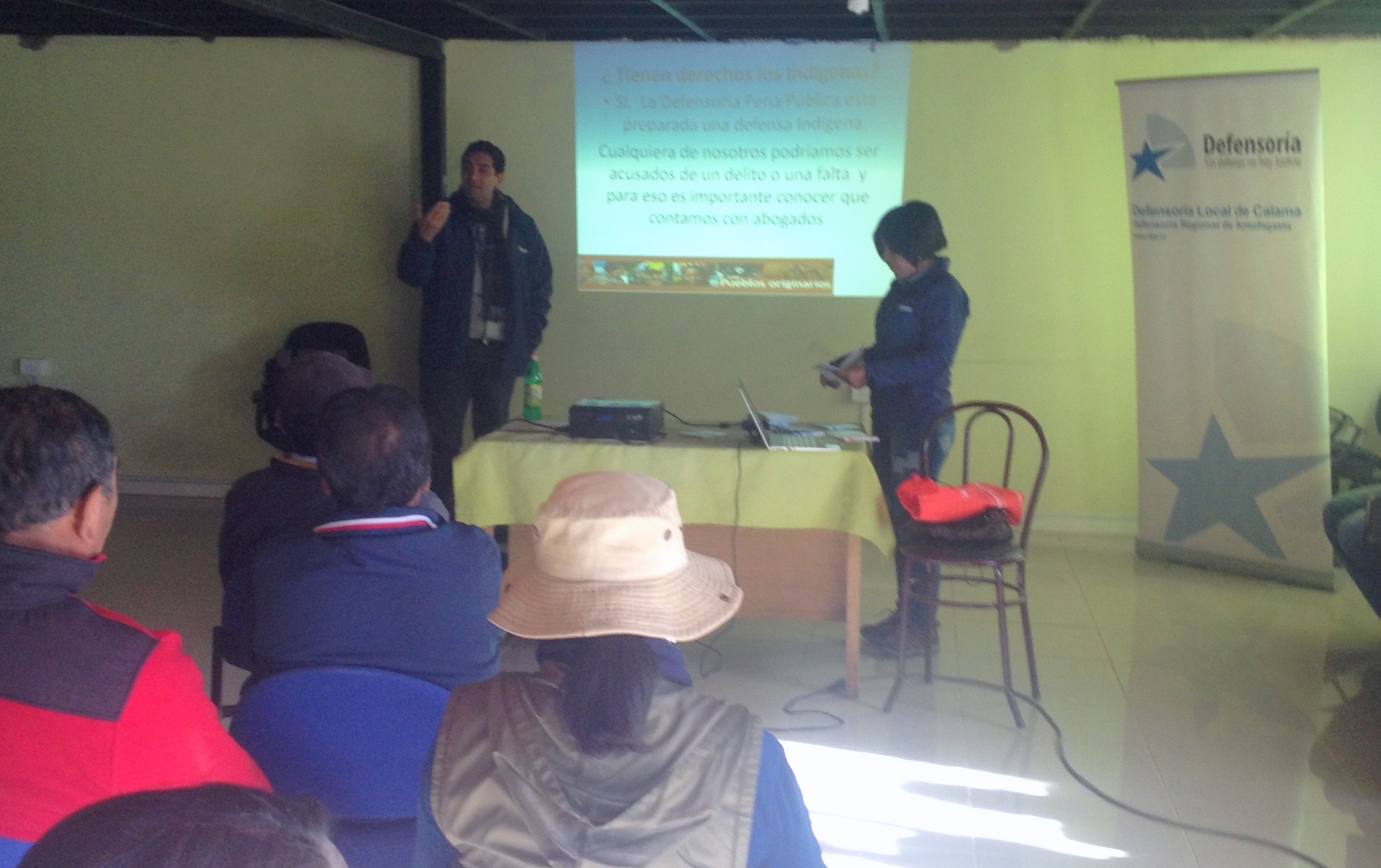 El defensor local jefe de Calama y la facilitadora intercultural  durante la charla en Ayquina.