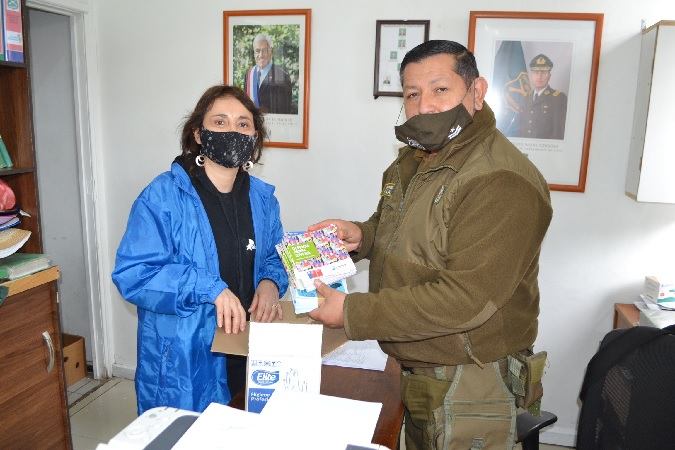 La Defensora Regional de Coquimbo entrega material de difusi&oacute;n para usuarios en la Comisar&iacute;a de Carabineros de Ovalle.