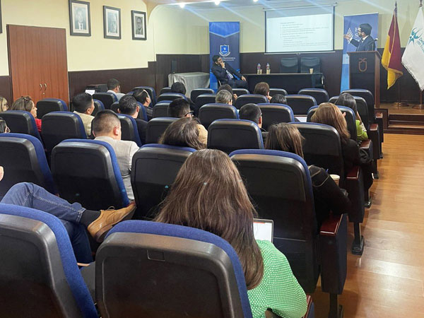 Los abogados Pablo Aranda y Nicol&aacute;s Cisternas durante una de las jornadas de capacitaci&oacute;n en Ecuador.