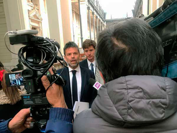 El jefe de la Unidad de Corte de la Defensor&iacute;a Nacional, Claudio Fierro, captado hoy junto al jefe de la Unidad de Derechos Humanos, Tom&aacute;s Pascual.