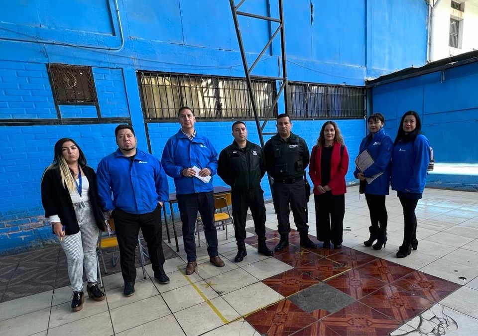 La Defensora Regional Metropolitana Norte, Daniela B&aacute;ez, junto al equipo penitenciario de la Defensor&iacute;a Local de Colina en el patio del recinto penal.