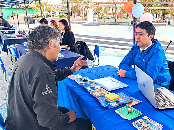 El defensor p&uacute;blico Nelson Vald&eacute;s Dahmen atendiendo a vecinos y vecinas en el m&oacute;dulo institucional.