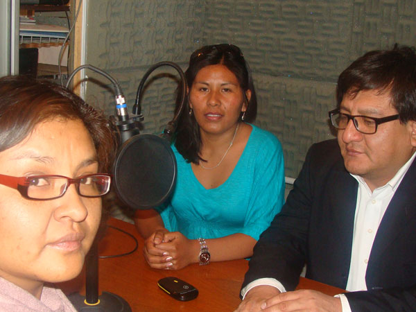 En la imagen, Roberto Vega (derecha), Marioli Lique (al centro) y Alejandra Sp&iacute;ndola, periodista de Radio Toconao (izquierda).