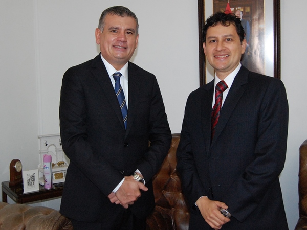 El Defensor Regional de Tarapac&aacute;, Marco Montero Cid, y el C&oacute;nsul General del Per&uacute; en Iquique, Mijail Quispe Sandoval.