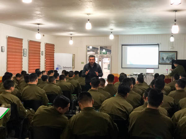 Cerca de 70 futuros carabineros participaron en la capacitaci&oacute;n de la Defensor&iacute;a.