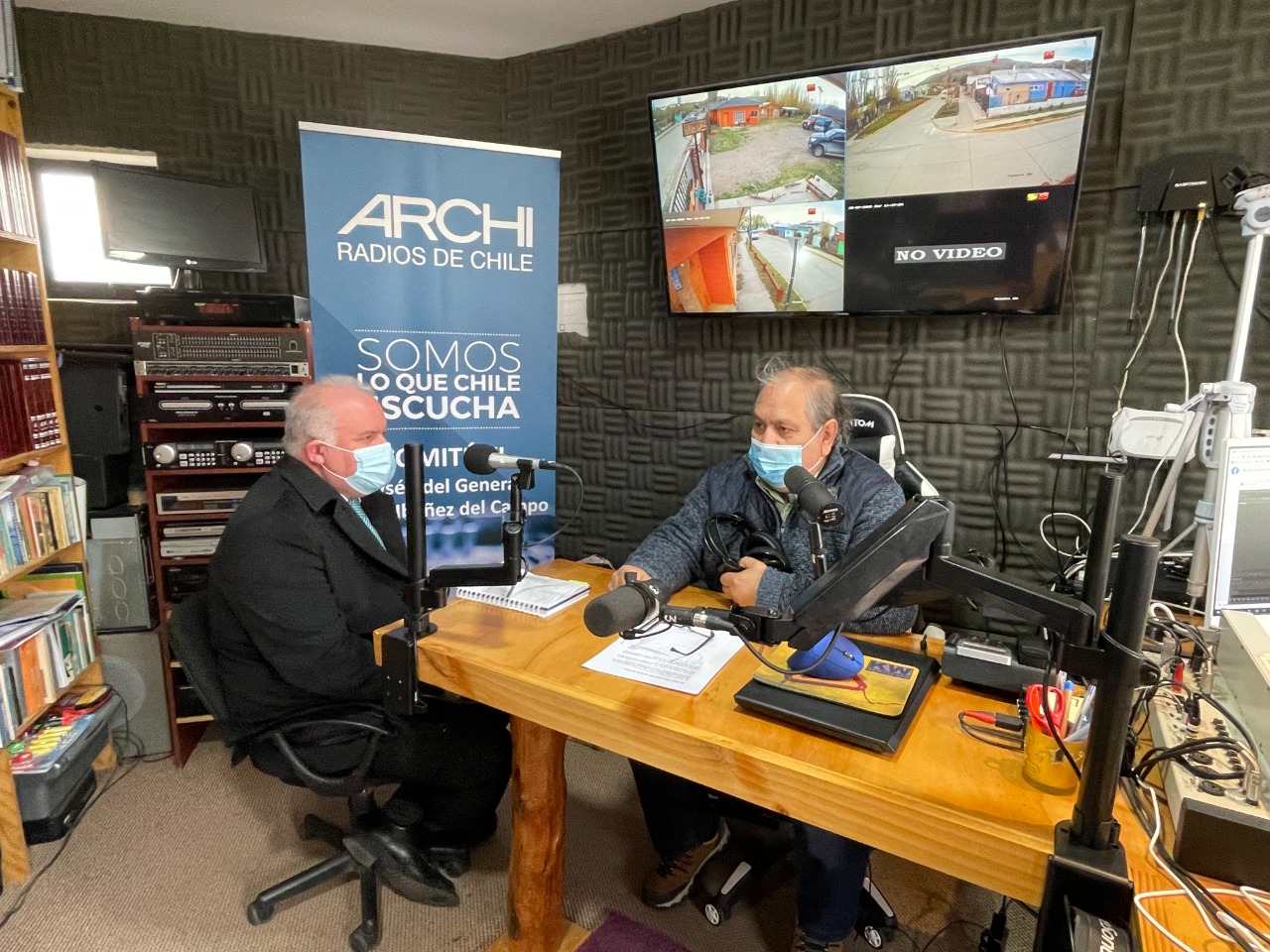 El Defensor Regional de Ays&eacute;n durante la entrevista en radio "Ventisqueros" de Chile Chico.