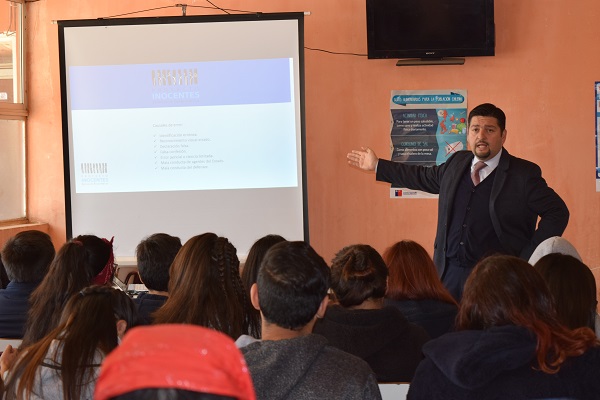 Estudiantes de ense&ntilde;anza media de Retiro asistieron a la charla sobre el "Proyecto Inocentes".