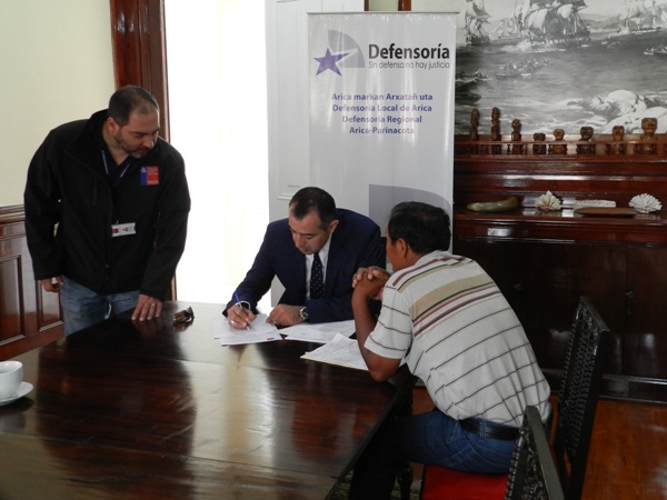 El jefe de Estudios,Sergio Zenteno, atendiendo p&uacute;blico durante la nueva plaza de justicia realizada en Tacna.