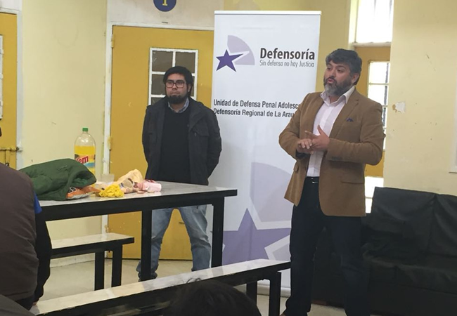 Los profesionales Irving Rodriguez y Francisco Marileo, de la Unidad Defensa Penal Juvenil de La Araucan&iacute;a, conversa con los adolescentes.
