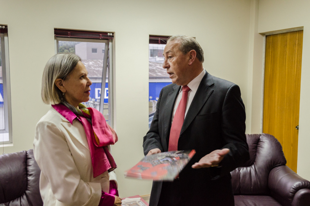 El Defensor Regional de Los Lagos, Erwin Neumann, y la presidenta de la Corte de Apelaciones de Puerto Montt, Teresa Mora.