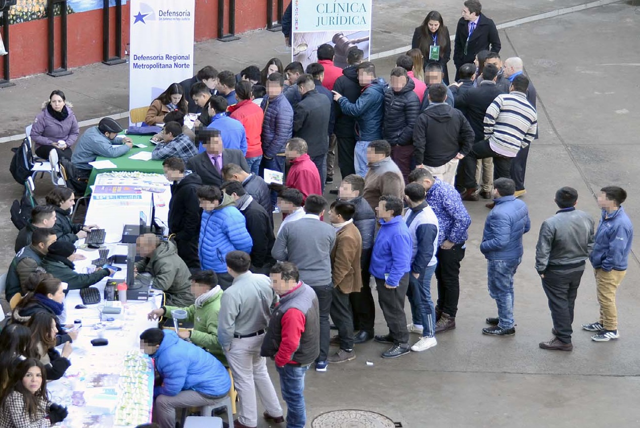 M&aacute;s de cien internos de la ex Penitenciar&iacute;a atendieron los defensores penitenciarios de la DRMN en la plaza de justicia organizada por la Seremi.
