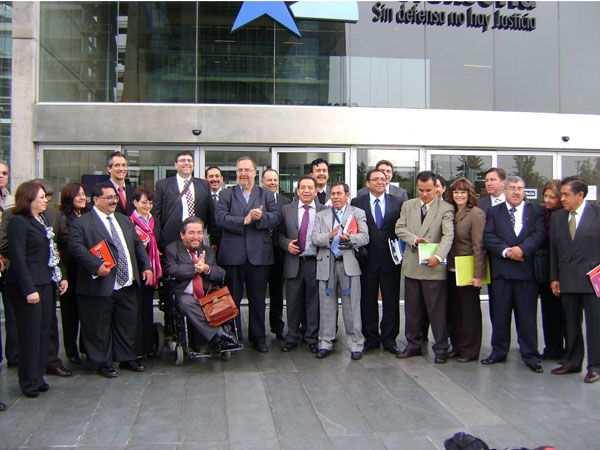 El grupo de magistrados mexicanos, captados justo frente a la entrada del edificio institucional de la DPP en el Centro de Justicia de Santiago.