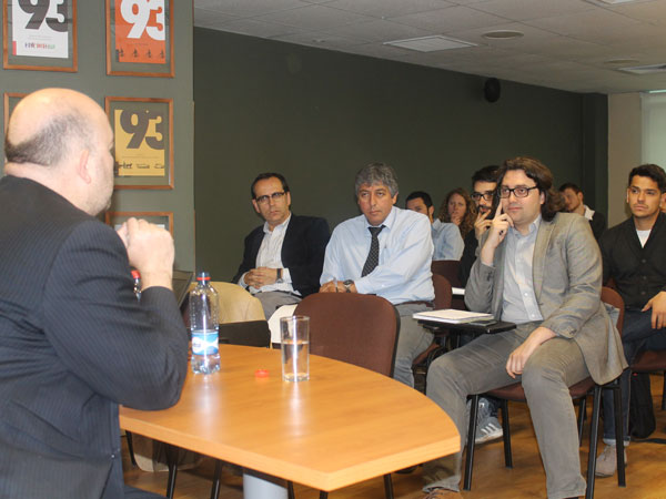 La exposici&oacute;n del secretario del Tribunal Constitucional incluy&oacute; una exhaustiva revisi&oacute;n de jurispridencia penal y procesal penal.