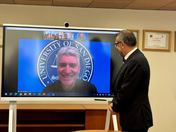 El Defensor Nacional, Carlos Mora Jano, durante la reuni&oacute;n con Justin Brooks.