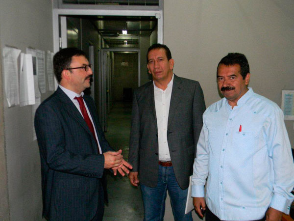 Ra&uacute;l Pimentel y Andr&eacute;s Espinoza (a la derecha), acompa&ntilde;ados por el abogado Rodrigo Lillo (izquierda), de la DRMS.