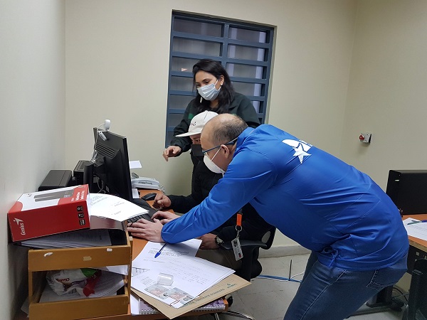 El Defensor Regional del Biob&iacute;o, Osvaldo Pizarro, orienta a una de las personas internas en el proceso de retiro de su diez por ciento.