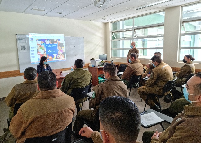 La jefa de la Unidad de Estudios, Viviana Castel Higuera, capacit&oacute; a carabineros de &Ntilde;uble.