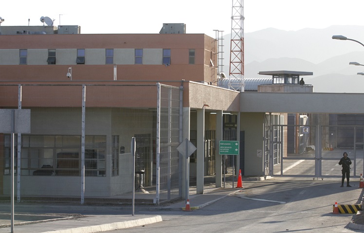 Para evitar multas a la concesionaria, la Direcci&oacute;n Regional de Gendarmer&iacute;a resolvi&oacute; trasladar a 51 internos a c&aacute;rceles del sur de Chile.
