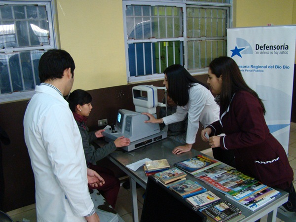Docentes y estudiantes participaron de la revisi&oacute;n oftalmol&oacute;gica