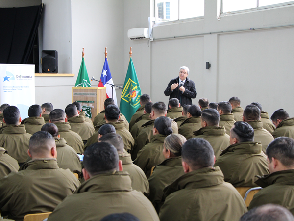 M&aacute;s de 90 carabineros del sur del pa&iacute;s participaron en la charla realizada por el defensor p&uacute;blico Pablo Ardouin.