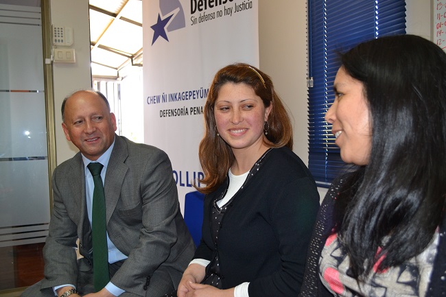 El equipo de la DPM en Collipulli: el defensor Ricardo C&aacute;ceres, la asistente Lorena Fari&ntilde;a y la facilitadora Rosa Huenchumilla.