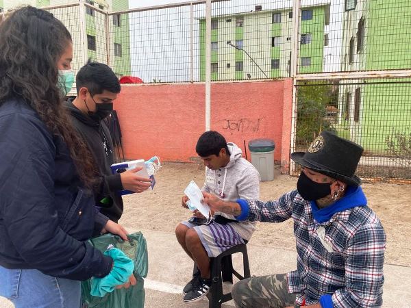 La entrega de la donaci&oacute;n a los beneficiarios de la fundaci&oacute;n universitaria.