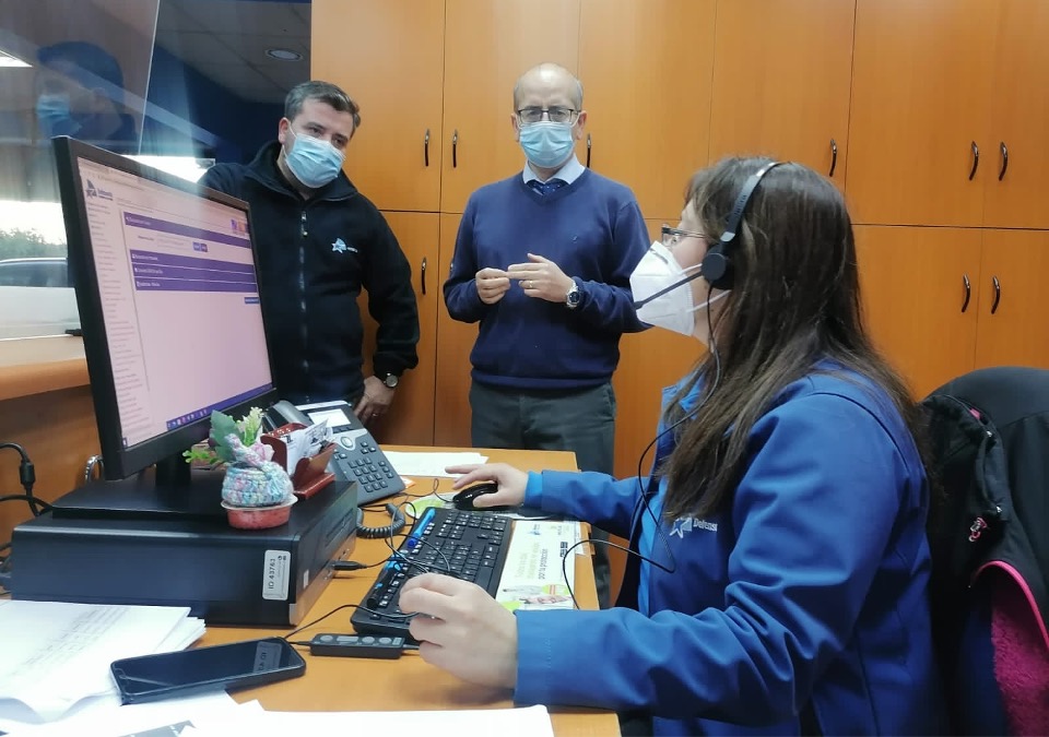 El Defensor Regional de La Araucan&iacute;a, Renato Gonz&aacute;lez; el director administrativo, Alejandro Bizama, y la asistente Jacqueline Romero.