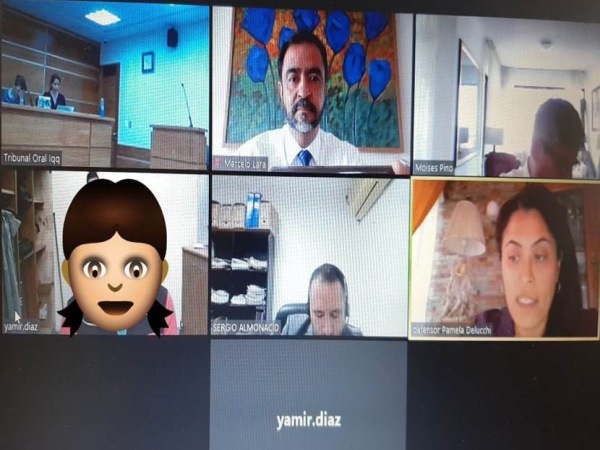 La imagen de pantalla muestra a la mayor&iacute;a de los intervinientes en el primer juicio. El rostro del imputado aparece protegido con un &lsquo;sticker'.