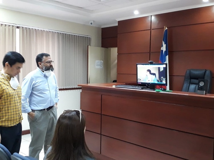 Los directivos de la Defensor&iacute;a Regional de Antofagasta revisan la conexion para dar inicio a los controles de detenci&oacute;n remotos