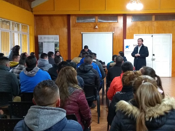 Con atenci&oacute;n, los y las residentes del CET escucharon la exposici&oacute;n de los profesionales de defensa penitenciaria del Biob&iacute;o.
