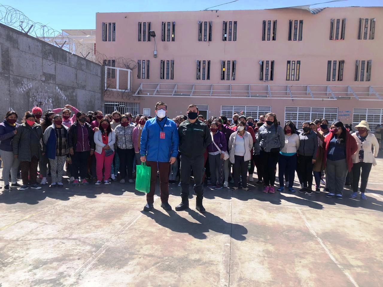 Las internas del penal de Alto Hospicio pidieron esta foto de recuerdo tras las jornadas de atenci&oacute;n presencial que beneficiaron a unas 160 personas.