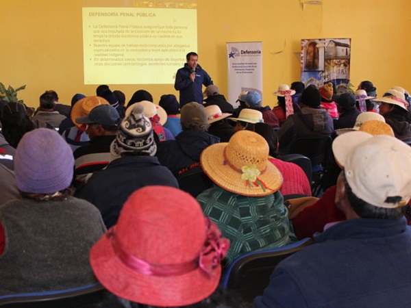 El Defensor Regional de Arica y Parinacota, Claudio G&aacute;lvez, exponiendo sobre defensa especializada ind&iacute;gena a 4 mil metros de altura, en Visviri.