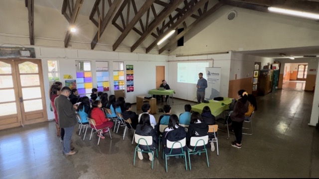 Cerca de 30 alumnos y alumnas de la escuela rural de Hualaihu&eacute; asistieron a la charla.
