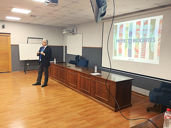 El abogado Mauricio Suazo durante su exposici&oacute;n.