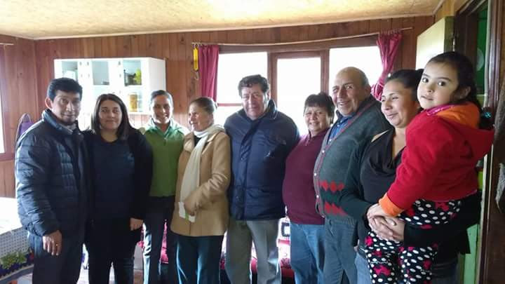 La defensora Lucy Catal&aacute;n y el facilitador intercultural Horacio Cheuquelaf junto a algunos miembros de la comunidad Antonio Huillipan.