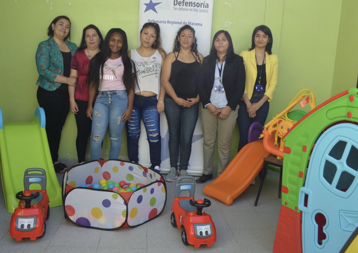 El equipo penitenciario junto a las mam&aacute;s que se encuentran en el Centro de Cumplimiento Penitenciario de Copiap&oacute;.