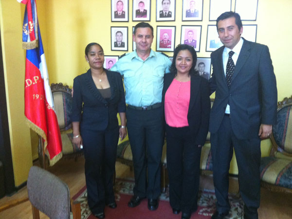 Johanny Castillo y Karen Torres fueron acompa&ntilde;adas por el defensor Boris Hrzic (a la derecha). En la imagen, junto al alcaide de la ex Penitenciar&iacute;a.