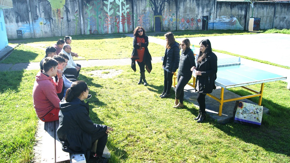 Los j&oacute;venes plantearon sus inquietudes en un distendido di&aacute;logo, realizado en el patio, en medio del &aacute;rea verde del recinto.