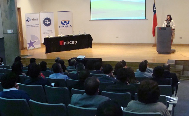 La Defensora Regional de Antofagasta, Loreto Flores, al inaugurar la jornada jur&iacute;dica en Calama.