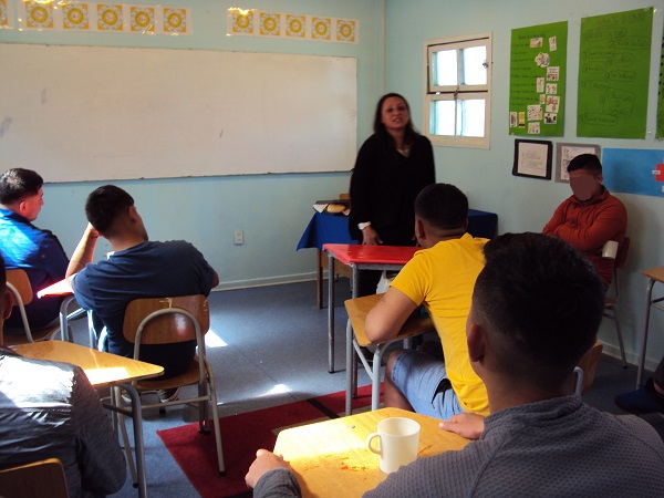 l.a trabajadora social Fabiola D&iacute;az durante su encuentro con los j&oacute;venes condenados internos en el CRC.