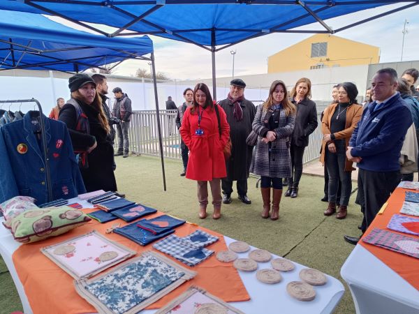 La Defensora Regional Loreto Flores y otros profesionales de la DRMS conocieron los trabajos desarrollados por los adolescentes.