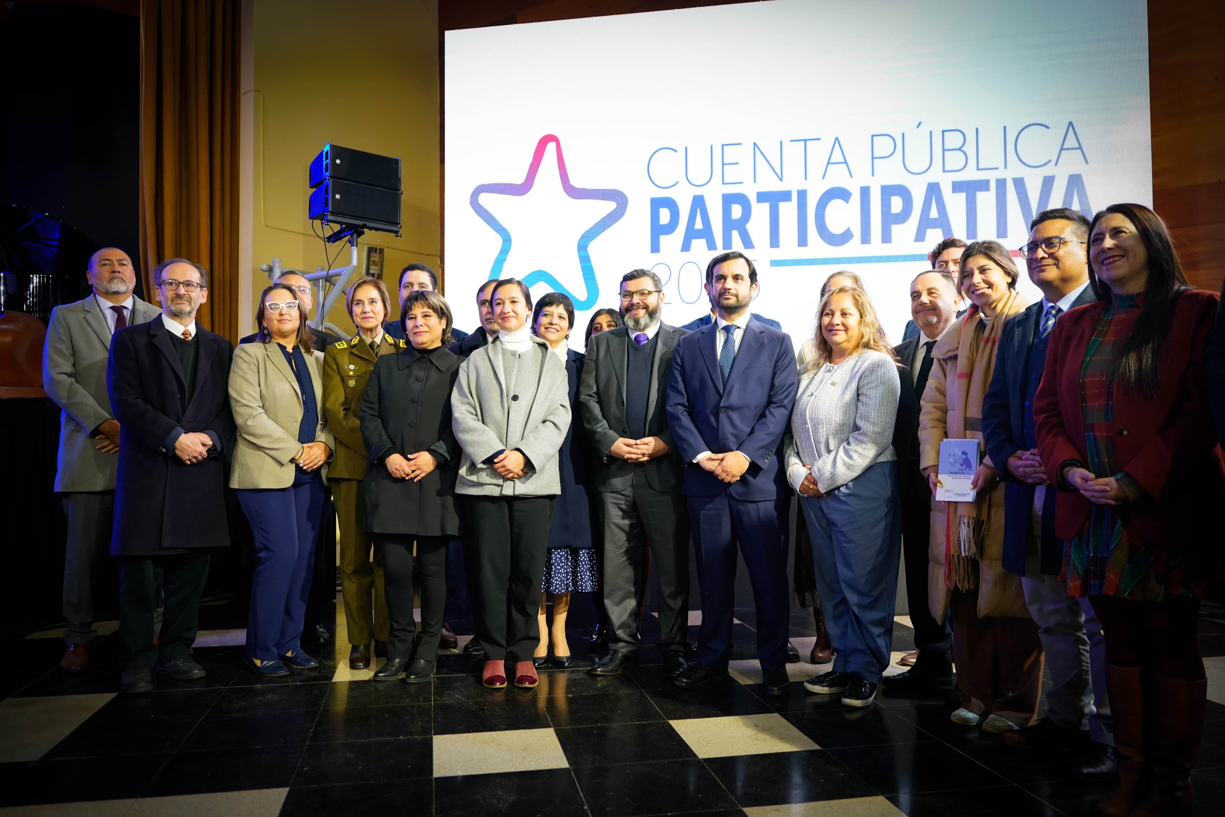 La Defensora Nacional y otras autoridades del sector junto al ministro de Justicia y Derechos Humanos, Jaime Gajardo Falc&oacute;n.